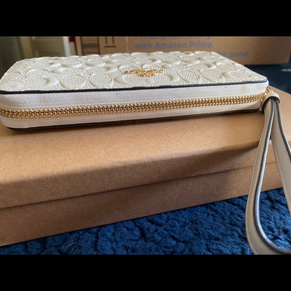 COACH. NWT Signature leather long zip around white Wallet. 🎉🎉 - Picture 8 of 10